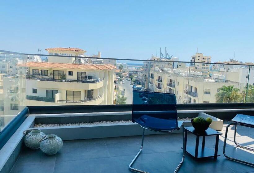 Maryam S 2 Br Apt Facing Larnaca Harbor