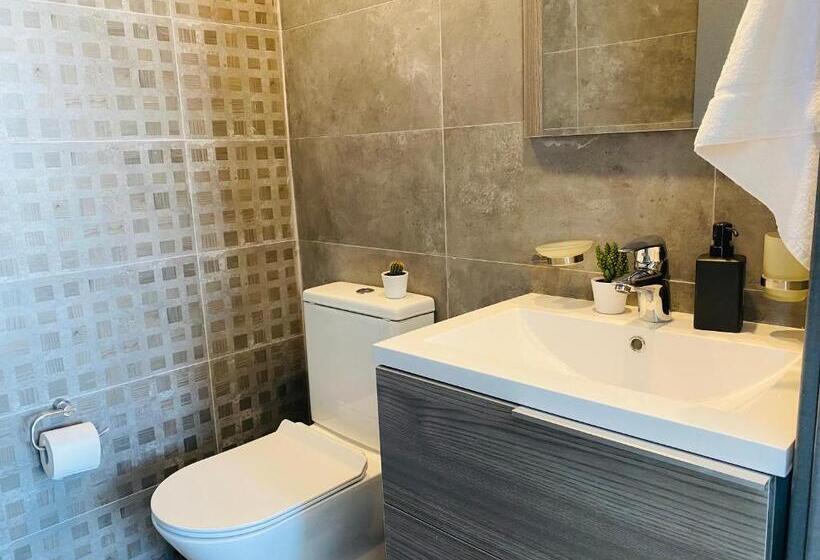 Maryam S 2 Br Apt Facing Larnaca Harbor