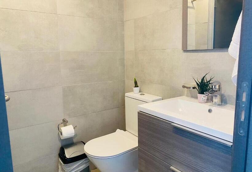 Maryam S 2 Br Apt Facing Larnaca Harbor