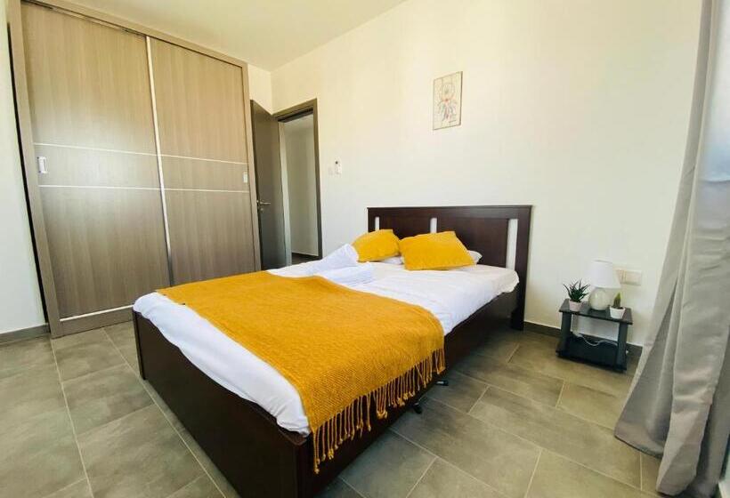 Maryam S 2 Br Apt Facing Larnaca Harbor