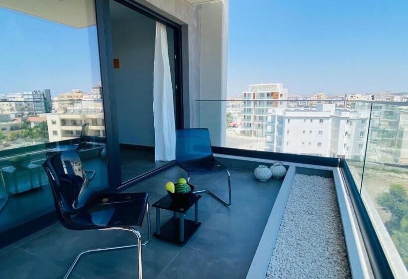 Maryam S 2 Br Apt Facing Larnaca Harbor