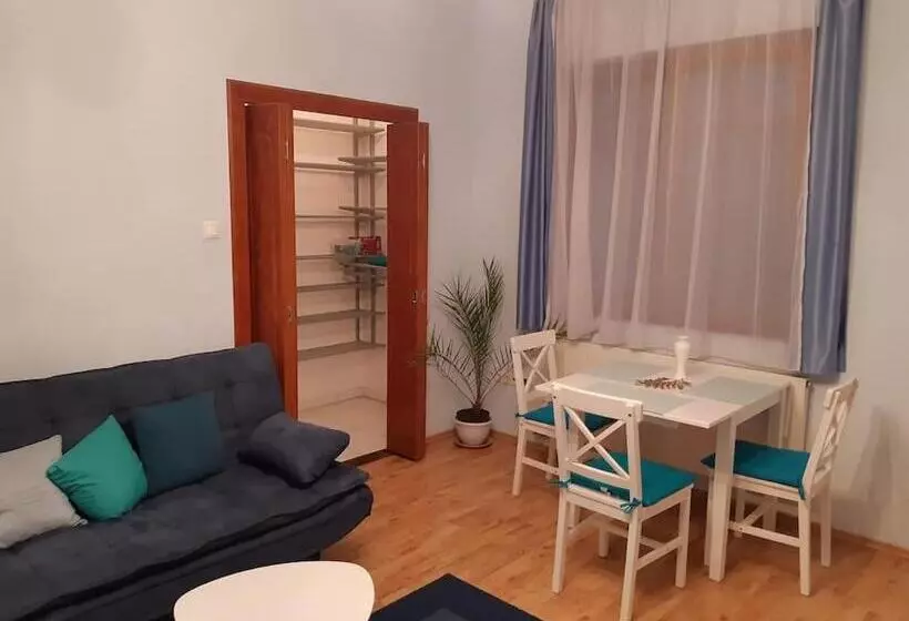 House W Little Tropical Garden