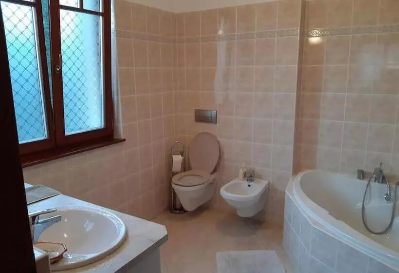 House W Little Tropical Garden