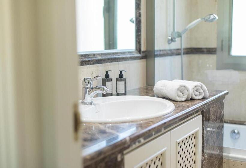 Luxury 3bdrs Apt. In Mistral Beach With Sea Views