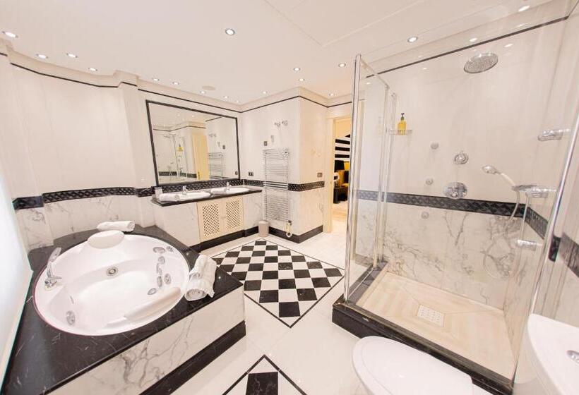 Luxury 3bdrs Apt. In Mistral Beach With Sea Views