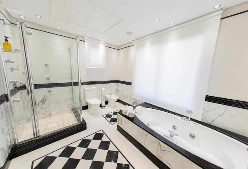 Luxury 3bdrs Apt. In Mistral Beach With Sea Views