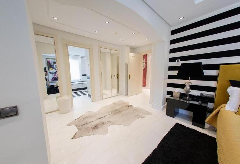 Luxury 3bdrs Apt. In Mistral Beach With Sea Views