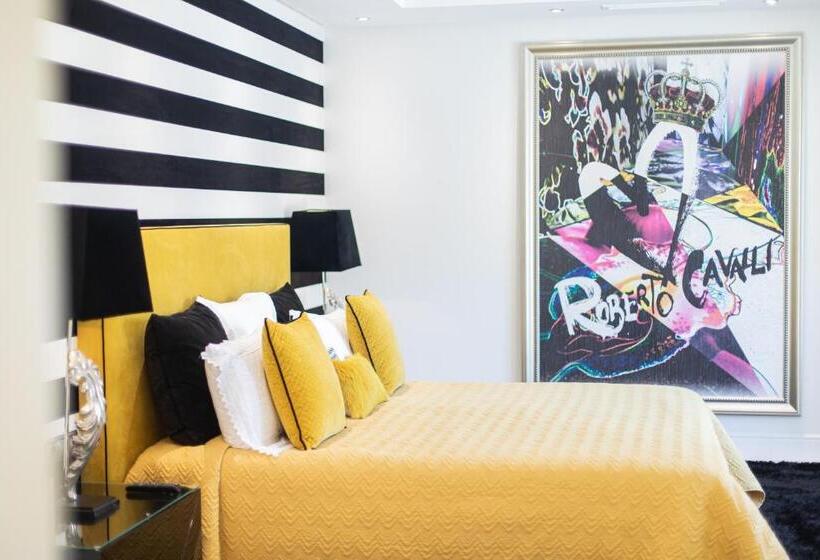 Luxury 3bdrs Apt. In Mistral Beach With Sea Views