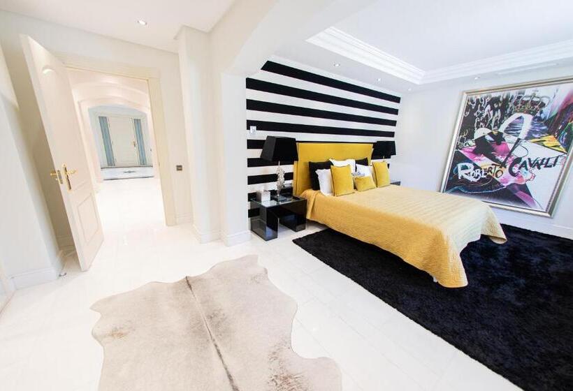 Luxury 3bdrs Apt. In Mistral Beach With Sea Views