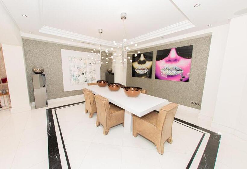 Luxury 3bdrs Apt. In Mistral Beach With Sea Views