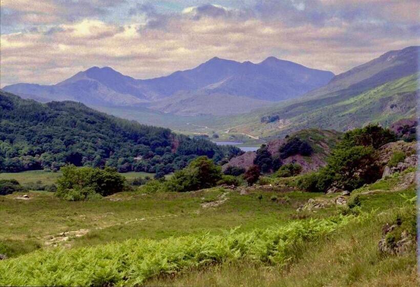 Beautiful Ancient Stone Cottage, Local Walks & Pub!