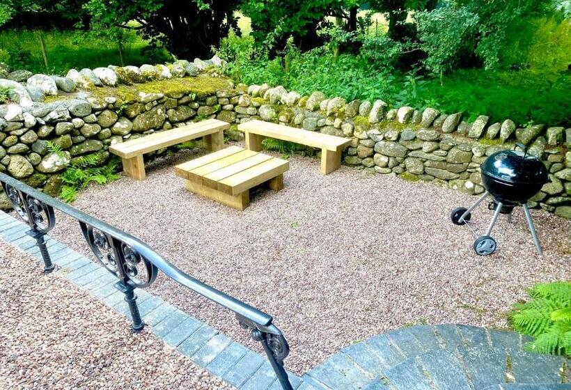 Beautiful Ancient Stone Cottage, Local Walks & Pub!