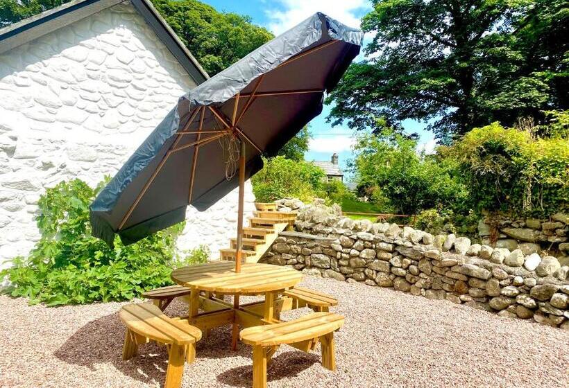 Beautiful Ancient Stone Cottage, Local Walks & Pub!