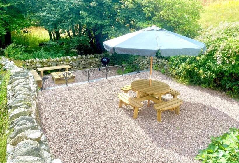 Beautiful Ancient Stone Cottage, Local Walks & Pub!