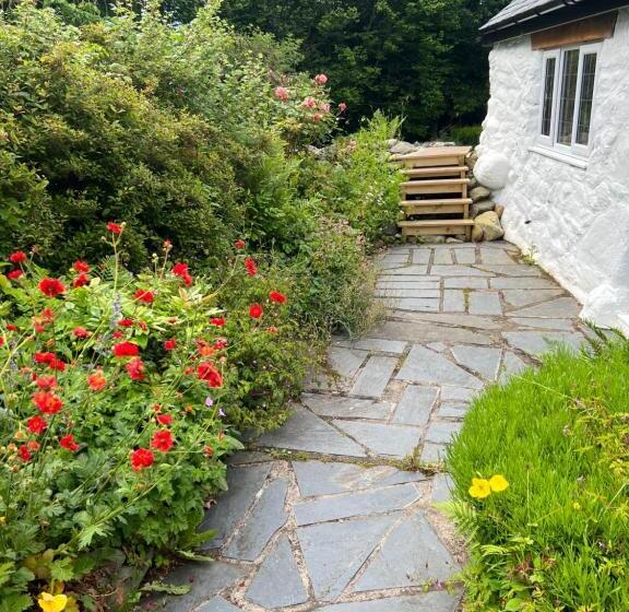 Beautiful Ancient Stone Cottage, Local Walks & Pub!