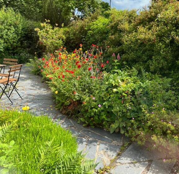 Beautiful Ancient Stone Cottage, Local Walks & Pub!