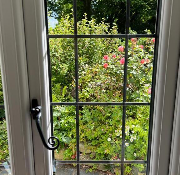 Beautiful Ancient Stone Cottage, Local Walks & Pub!