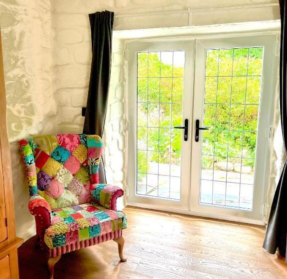 Beautiful Ancient Stone Cottage, Local Walks & Pub!