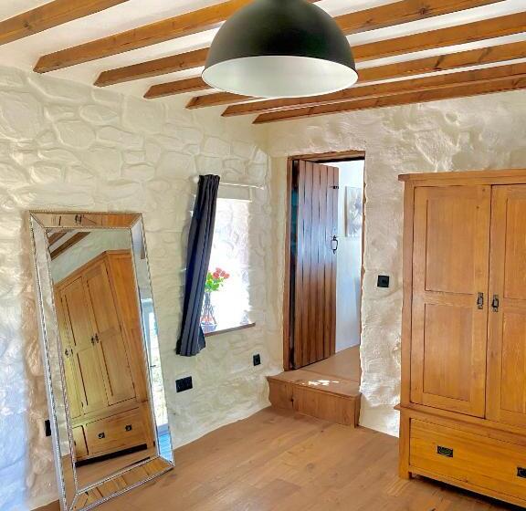Beautiful Ancient Stone Cottage, Local Walks & Pub!