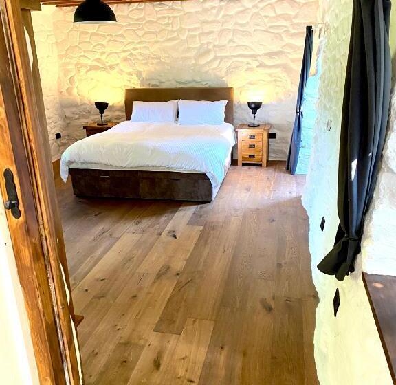 Beautiful Ancient Stone Cottage, Local Walks & Pub!