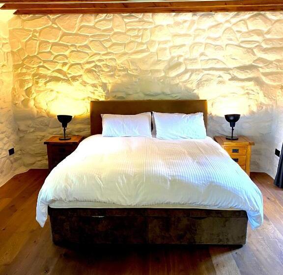 Beautiful Ancient Stone Cottage, Local Walks & Pub!