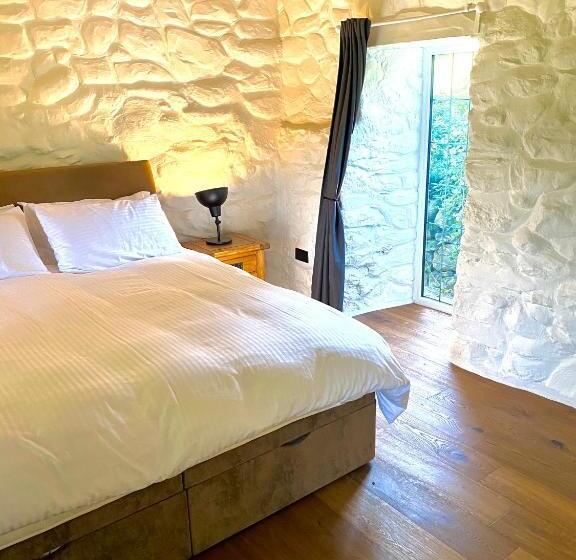 Beautiful Ancient Stone Cottage, Local Walks & Pub!