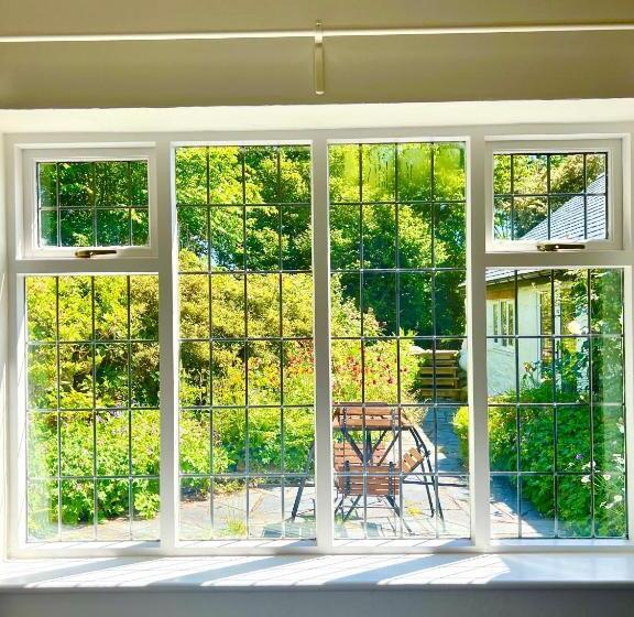 Beautiful Ancient Stone Cottage, Local Walks & Pub!