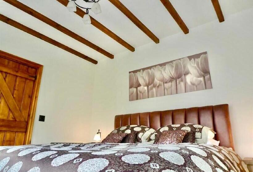 Beautiful Ancient Stone Cottage, Local Walks & Pub!