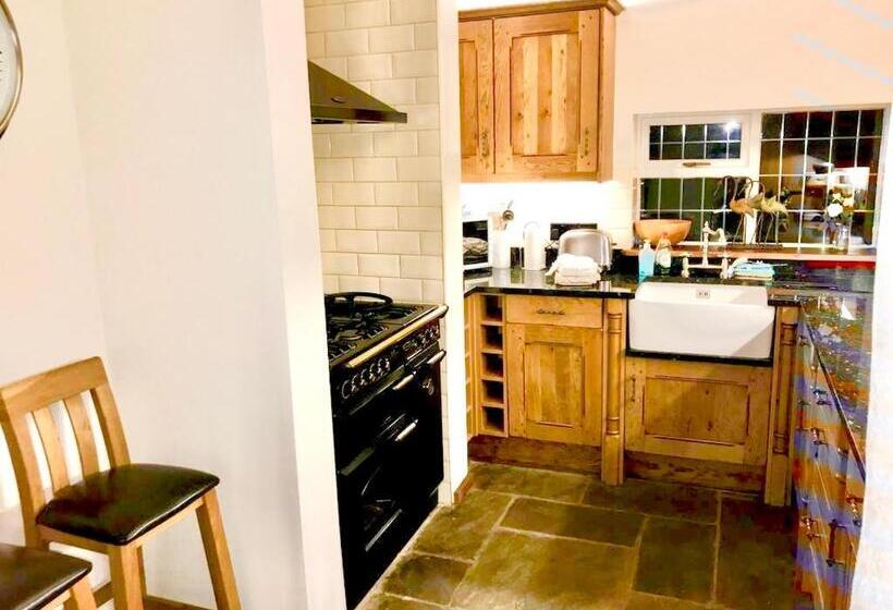 Beautiful Ancient Stone Cottage, Local Walks & Pub!