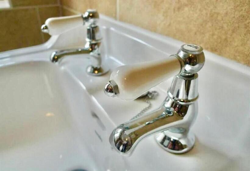 Beautiful Ancient Stone Cottage, Local Walks & Pub!