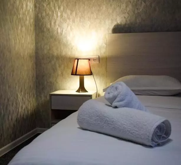 هتل Continent Halal