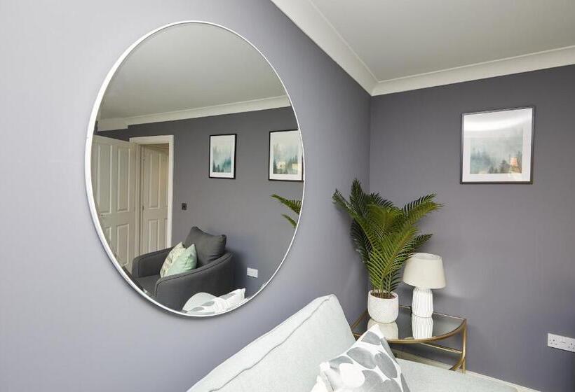 Royal Derby Hospital 3 Bed Town House