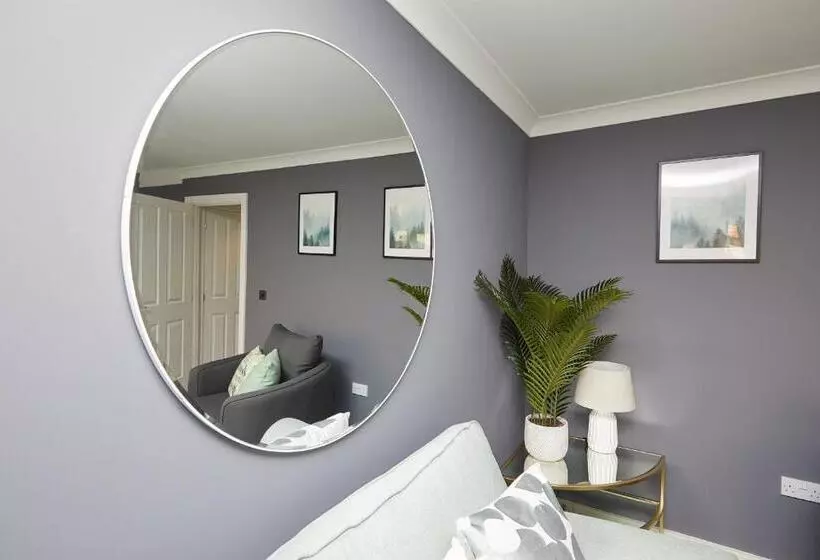 Royal Derby Hospital 3 Bed Town House