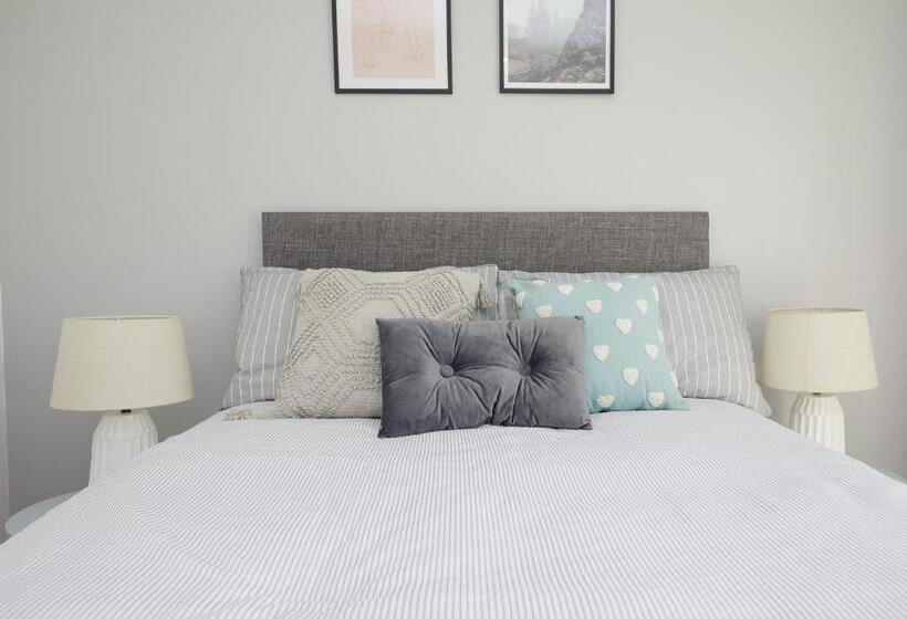 Royal Derby Hospital 3 Bed Town House