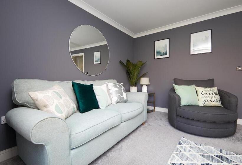 Royal Derby Hospital 3 Bed Town House