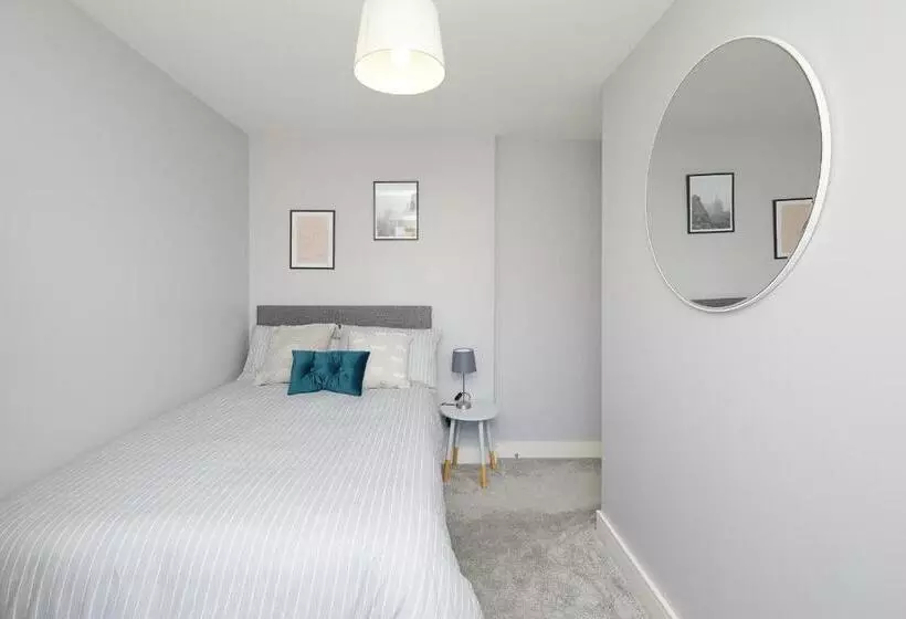 Royal Derby Hospital 3 Bed Town House