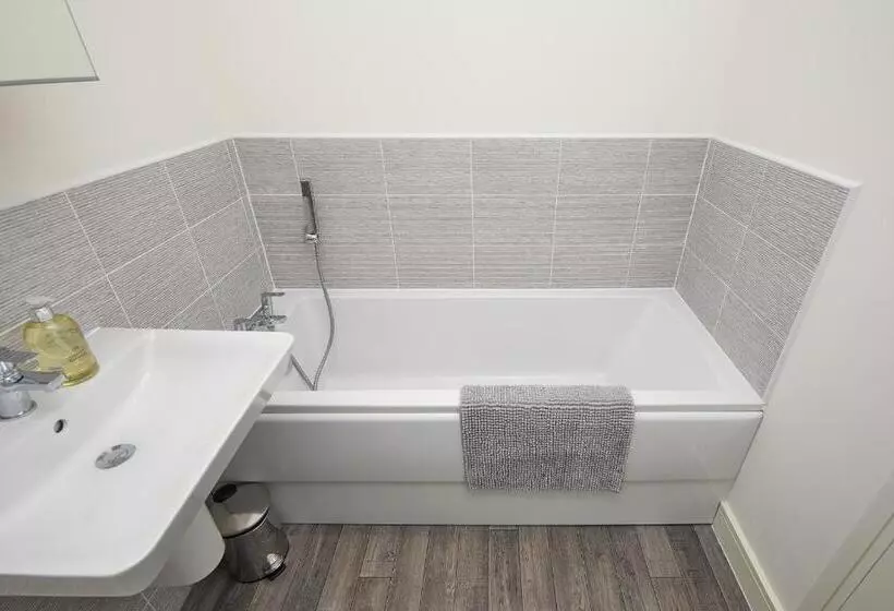 Royal Derby Hospital 3 Bed Town House