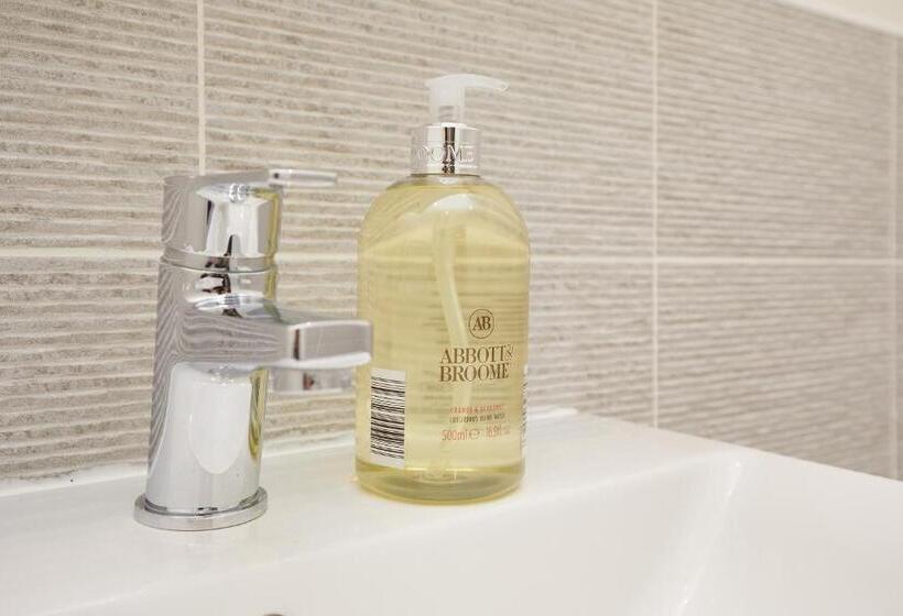 Royal Derby Hospital 3 Bed Town House