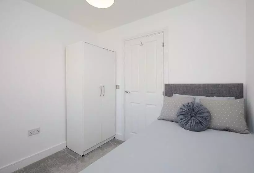 Royal Derby Hospital 3 Bed Town House