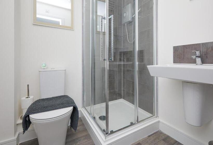 Royal Derby Hospital 3 Bed Town House