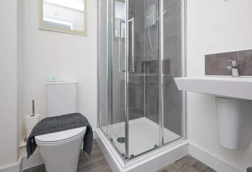 Royal Derby Hospital 3 Bed Town House