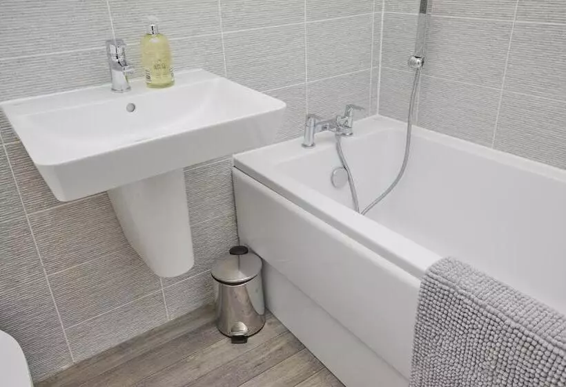 Royal Derby Hospital 3 Bed Town House