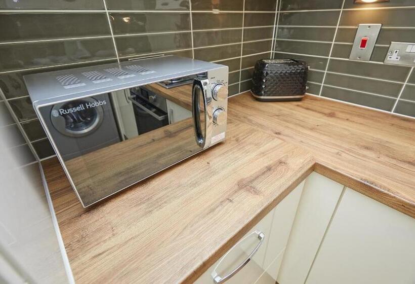 Royal Derby Hospital 3 Bed Town House