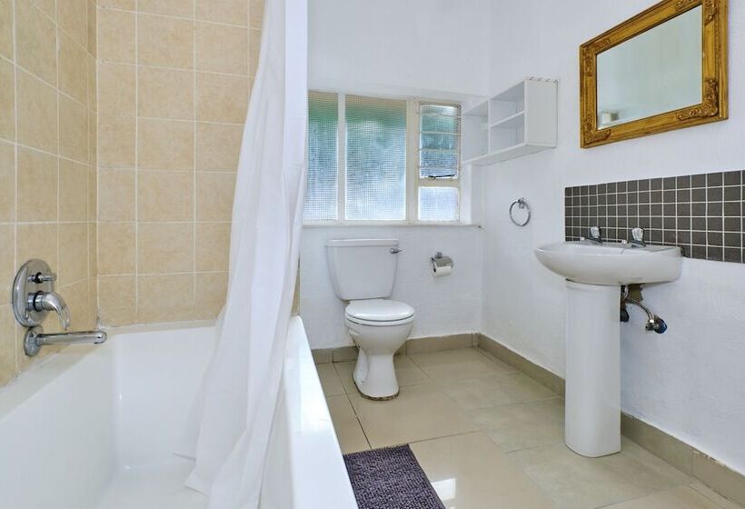 Hotel Inn & Out Sandton Park