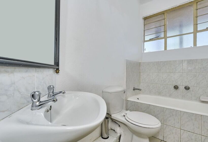 Hotel Inn & Out Sandton Park