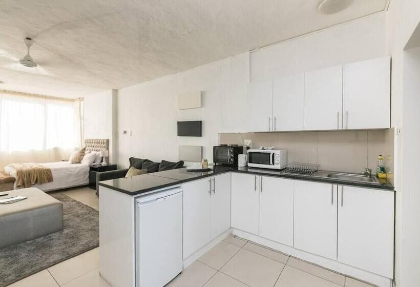 Hotel Inn & Out Sandton Park