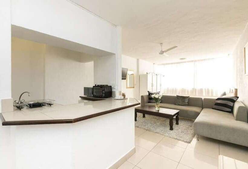 Hotel Inn & Out Sandton Park