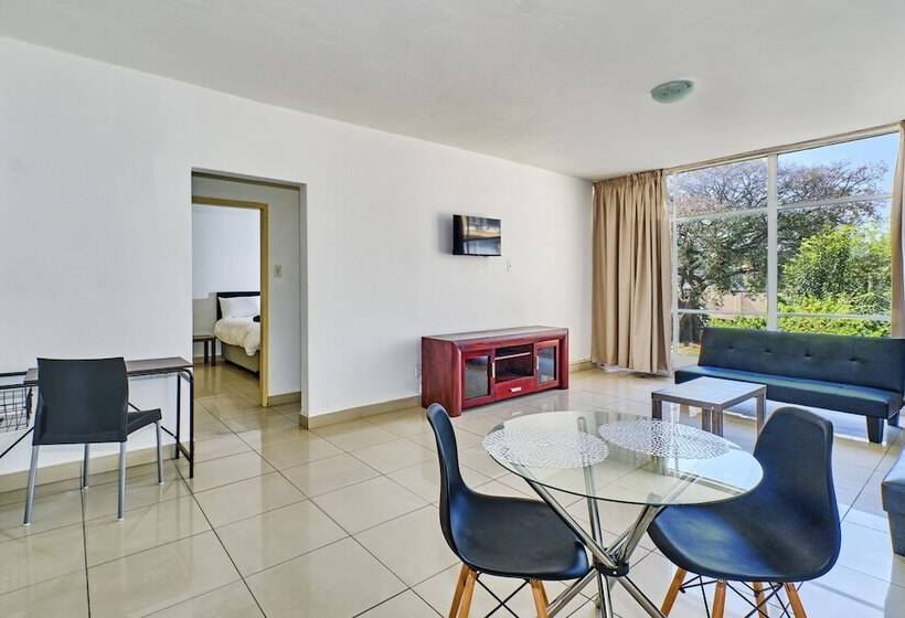 Hotel Inn & Out Sandton Park