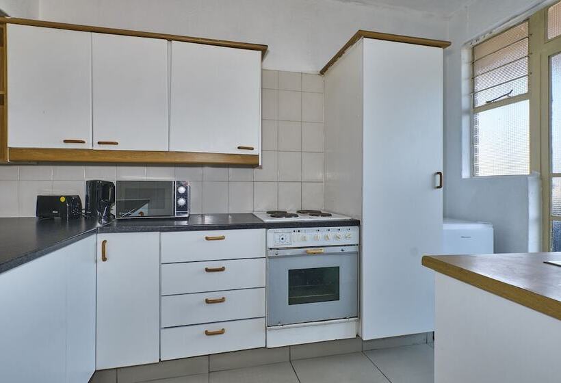 Hotel Inn & Out Sandton Park