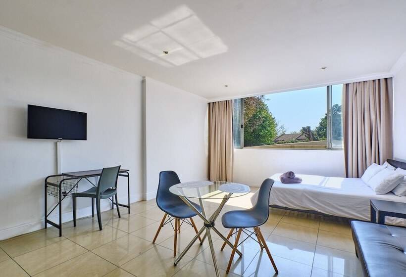 Hotel Inn & Out Sandton Park